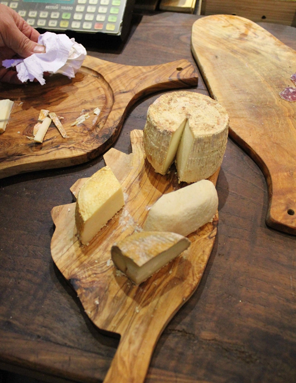コルシカ型のプレートに乗せられているチーズ、丸い一番大きな物から右回りに