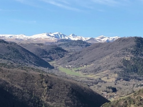 冬のオーヴェルニュの山景色