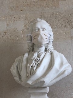 （通常活動が再開してもマスクの着用の義務付けを続ける場所が大多数です。写真はヴェルサイユ宮殿の入場口にて。）