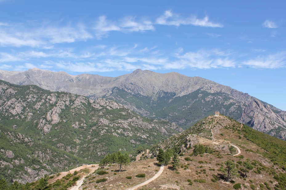 コルシカの雄大な山