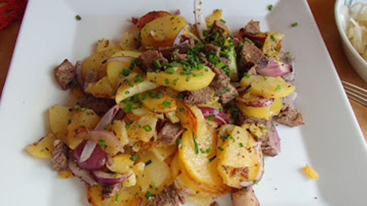 Tiroler Gröstl(チロラー・グロステル) 肉とタマネギとジャガイモをいためた郷土料理
