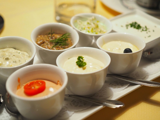 ベアネーズソース(sauce béarnaise)、ハニー粒マスタード、わさび風味クリーム、サワークリーム、カレー粉入りクリーム、ニンニク入りマヨネーズ(ソース・アイオリ(sauce aioli))、ケチャップを加えたマヨネーズ(オーロラソース風(sauce aurore))