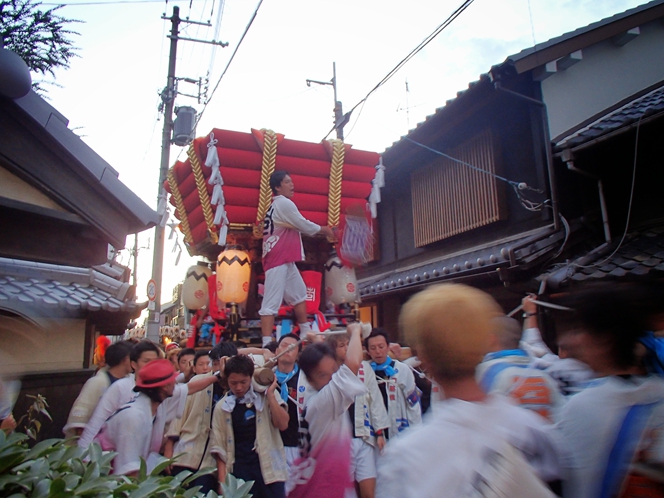 町家の脇をすり抜ける平野のふとん太鼓