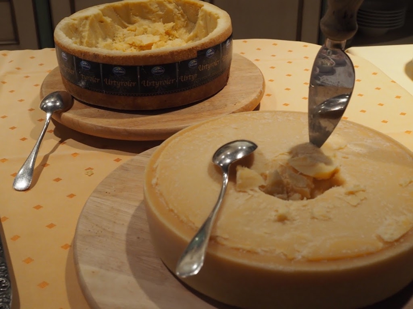 チーズをナイフで切り割ってワインのつまみに　奥　パルミジャーノ・レッジャーノ　手前　グラナ・パダーノ