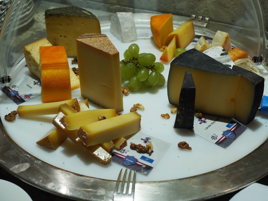 オーストリアチーズのプレート　表皮のオレンジ色のものはJerome、真ん中はBeaufort、表皮の黒いのは赤ワインで洗ったLandle Weinkase