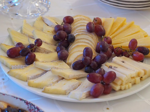 立食パーティのチーズプレート 左から時計回りに　ブリー・ド・モー、クラクビトゥ（Clacbitou）、グリュイエール、黒胡椒入りペコリーノ
