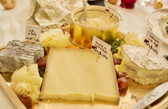 チーズプレート 左から時計回りにトレッフル・デュ・ペルシュ、モン・ドール、クロミエ・ア・ラ・トリュフ、ボーフォール・ド・シャレ・ダルパージュ