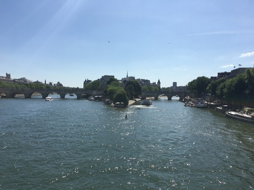 セーヌ川にかかるパリ最古の橋ポン・ヌフ（Pont Neuf）とシテ島