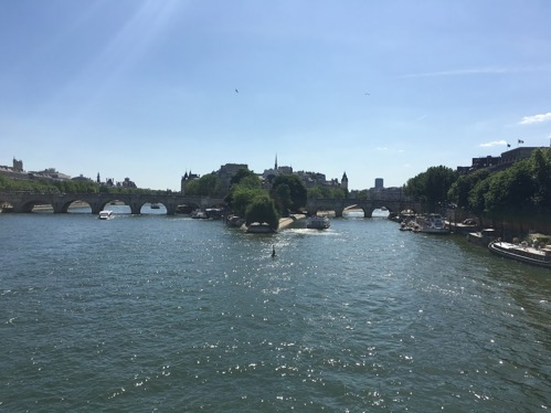 セーヌ川にかかるパリ最古の橋ポン・ヌフ(Pont Neuf)とシテ島