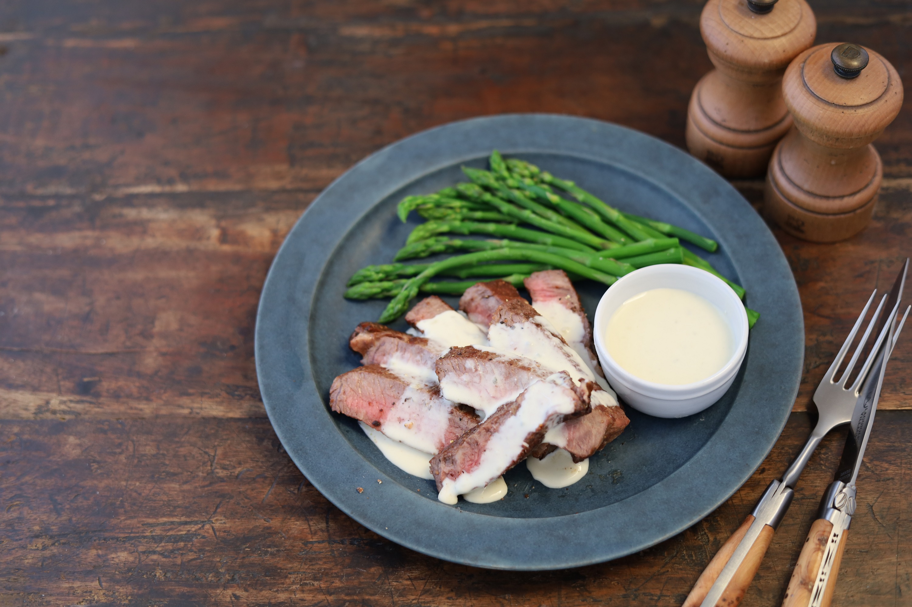 牛肉のステーキ　ロックフォールソース