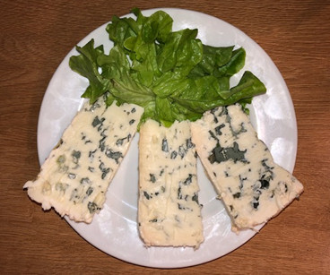 （村にあるガブリエル・クレ経営のクレープ店「ラ・ベルジェリー」のチーズプレート。左から3か月、6か月、そして圧巻18か月熟成のロックフォール。結晶のように見事な青カビの成長ぶり、それぞれの魅力と美味しさを食べ比べるのが醍醐味の至福の一品です。）