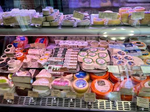 チーズやハムの真空パックに応じてくれる食材店 Manteigaria Silva のチーズ