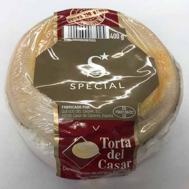 （カルドンから抽出された植物性レンネットを使用したトルタ・デル・カサールDOP。モン・ドールのように表皮を切り取ってトロリとした中身をスプーンですくって食べるスペインのグルメチーズです。）