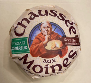 (フランス人には、修道士=美味しいチーズというイメージもあるようで、これをマーケティングに使用しているのが半世紀以上の歴史を持つ大衆ブランドのショセ・オー・モアン(修道士の道)です。コミカルな修道士たちが登場し「お許しください。でもおいしすぎ!」のキャッチコピーで終わるTVコマーシャルも昔からお馴染みです。)