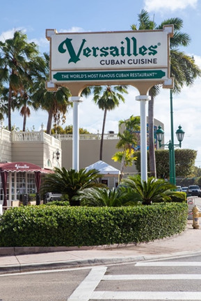創業1971年　マイアミのランドマーク的キューバレストラン　「ヴェルサイエス」この外観の写真は公式ページよりお借りしました。