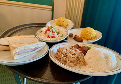 左 軽くオーブンで温めたパンにハム、ローストポーク、マスタードとピクルス、スイスチーズをサンド。この店に限らず、とけたチーズが入ったホットサンドイッチが人気です。右Vaca Frita de Pollo 細かく割いた鶏肉(pollo)のグリルと飴色に炒めた玉ねぎとプランテーンバナナのフライ添え写真がありませんが、連れが注文した タイの姿揚げもおいしそうでした!