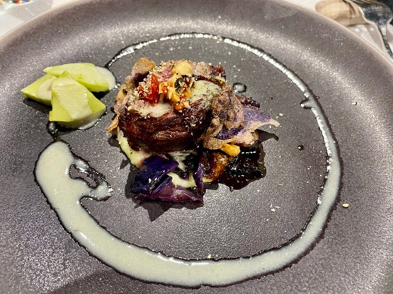 アンガス×和牛のステーキ たけのこのハーブオイルマリネ ソースに使っていたチーズは、聞きそびれました(汗)