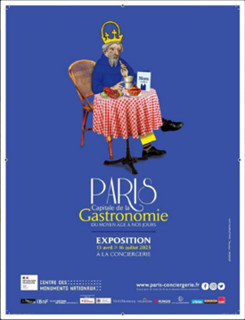 （「パリ・美食の都－中世から現在まで」展のポスター。上半身は中世風の王様がパリのカフェでよく見かけるテーブルと椅子で寛ぎストローをさしたドリンクを楽しんでいる姿がチャーミングです。）