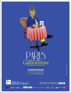 (「パリ・美食の都-中世から現在まで」展のポスター。上半身は中世風の王様がパリのカフェでよく見かけるテーブルと椅子で寛ぎストローをさしたドリンクを楽しんでいる姿がチャーミングです。)