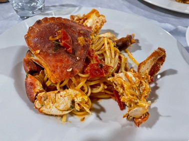 イタリア語でボッタルガと呼ばれる地元の名産カラスミを絡めたカニのスパゲッティ