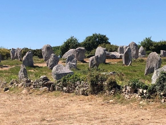 新石器時代の巨石遺跡であるカルナック列石もブルターニュの名所です。イギリスやアイルランドのケルト人たち同様ブルターニュでも古代巨石文化が重んじられてきました。