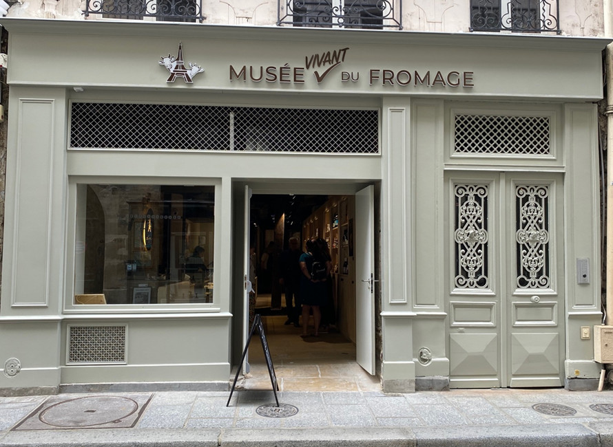 Musée du Fromage de Paris「MUSÉE(ミュージアム)」に続く✓マークの上に書かれた「VIVANT」は、生きたという意味で、この博物館では、並べられた静物を鑑賞するのではなく、チーズを生きたものとして感じて接してほしいという意気込みが感じられます。