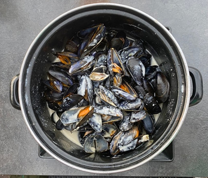 (新鮮な魚介料理が嬉しい海辺レストランで食べたカマンベール入りムール貝の白ワイン蒸し。フランスならではのチーズと魚介類の組み合わせもなかなか美味なのです。)