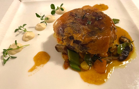 (評判レストランの創作料理「ガレット包みのカマンベール入り豚足」。タルトタタンを思い浮かばせるオリジナルなプレゼンテーションで、セージ風味でキャラメリゼされたガレットと、そこに包まれた豚足の中にカマンベールを使用。調理されたこのチーズの風味と食感を絶妙な組み合わせで楽しませてくれる一品でした。)