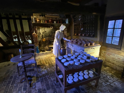 (マリーがカマンベールを作る風景を再現した館内の展示。)