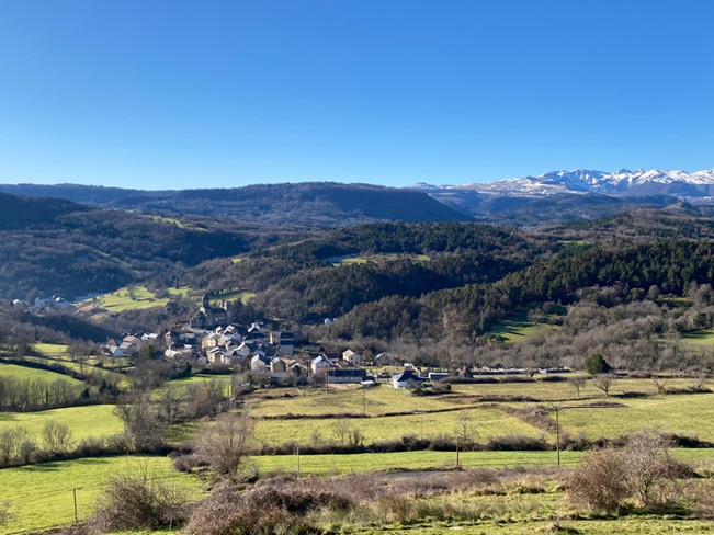 (日本で山を見ながら育った私にとって、オーヴェルニュの山景色には何かホッとさせられるものがあります。写真の右上に写っているのが雪化粧をした山々で、冬は素晴らしいゲレンデと化すのです。)