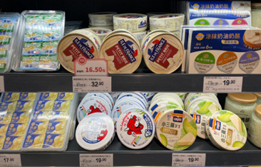 フランスからの輸入チーズが目立つ陳列棚