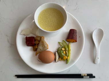 やさしい味わいの粟粥とお椀の左下は紅麹で作った豆腐乳(ドウフルー)