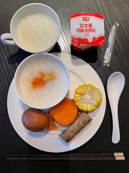 上 左から温かい豆乳、米粥、茶葉蛋、さつまいも、山芋、とうもろこし、飲むヨーグルト