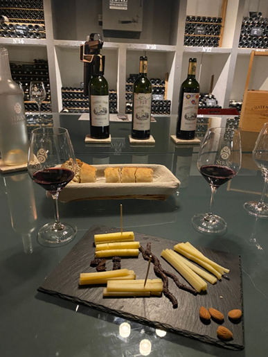 (シャトーでのテースティングはまさに至福のグルメ体験です。)