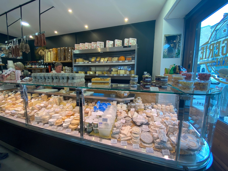 (生乳で作られたチーズの素晴らしい品揃えに圧倒されました。)