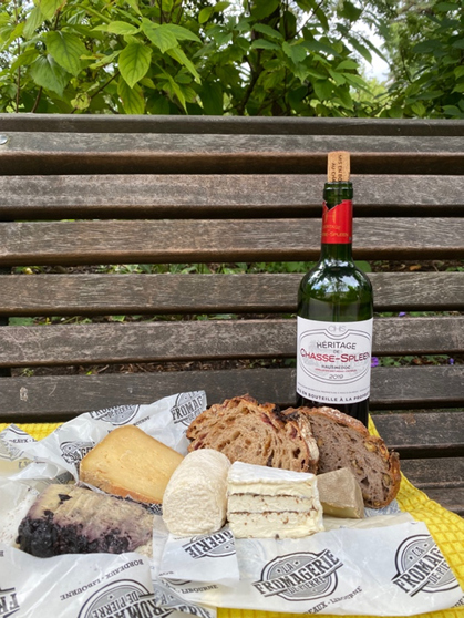 (ラ・フロマジュリー・ド・ピエールで購入した各種チーズと店員さんおすすめの職人さんが作ったパン、そしてボルドー赤ワインのボトルを片手に、すぐ近くの公園へ直行。こんなピクニック・ランチもシンプルでありながら最高に豪華です。)