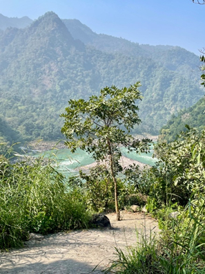 眼下にガンジス川を望む山道