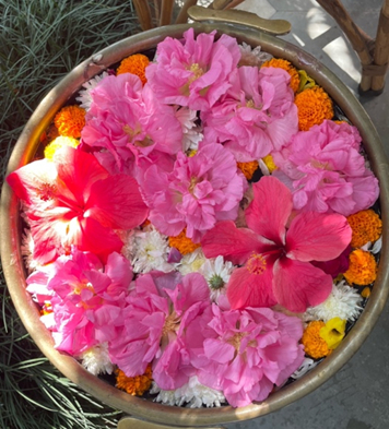 水を張った水盤に花を浮かべて楽しむのがインド風