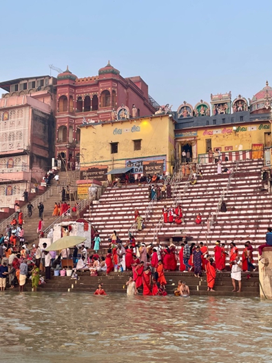 ヴァラナシのガート（沐浴場）の巡礼者