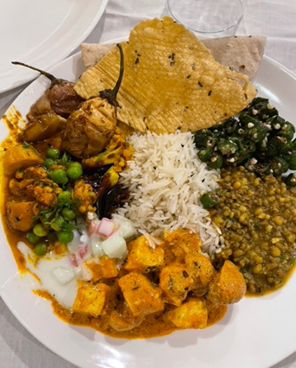一口サイズに切ったパニールが入ったカレー、レンズ豆のダール、オクラの炒め物、小さなナスのグリル