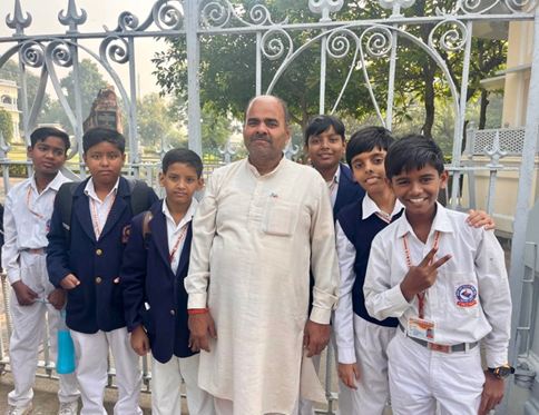 遠足中の校長先生と中学生