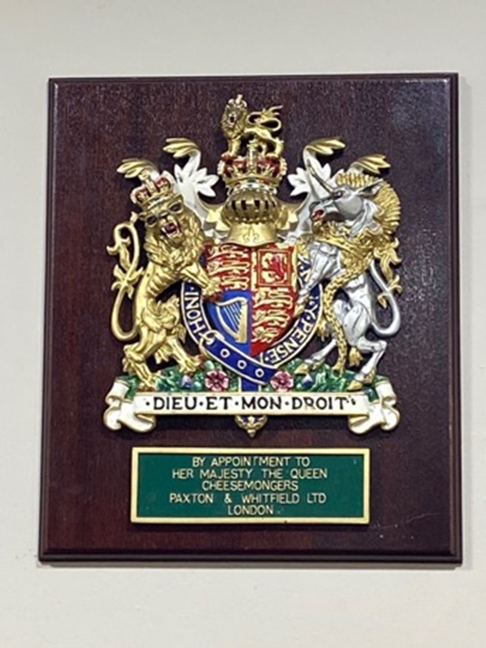 店内に掲げられた英国王室御用達の称号プレート。そこに記された「Queen」の文字は、エリザベス2世の長きにわたる治世を共に歩んできた証であり、この店の揺るぎない誇りを感じさせます。